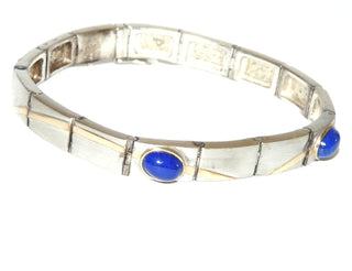 Einzelstück, Unikat-Glieder-Armband aus 925 Silber mit 2 ovalen Lapislazuli-Cabochons, seidenmatte rechteckige Glieder mit Stiftbewegung + bogenförmigen Belötungen mit polierten750 Goldstreifchen, Kastenschloß, Länge 17,5 cm -	Unikatschmuck nur erhältlich im Onlineshop von Juwelier & Goldschmiede Danilo! 