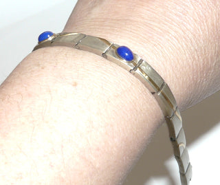 Einzelstück, Unikat-Glieder-Armband aus 925 Silber mit 2 ovalen Lapislazuli-Cabochons, seidenmatte rechteckige Glieder mit Stiftbewegung + bogenförmigen Belötungen mit polierten750 Goldstreifchen, Kastenschloß, Länge 17,5 cm -	Unikatschmuck nur erhältlich im Onlineshop von Juwelier & Goldschmiede Danilo! 
