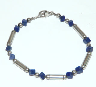 Einzelstück, Armband aus 925 Silber mit 12 würfelförmigen, durchbohrten Lapislazuli, Aufgereiht mit silbernen polierten Kugeln + Röhrchen, Karabinerverschluß, Länge 19,5 cm - 	Nur erhältlich im Onlineshop von Juwelier & Goldschmiede Danilo!