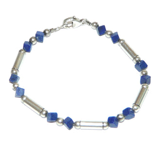 Einzelstück, Armband aus 925 Silber mit 12 würfelförmigen, durchbohrten Lapislazuli, Aufgereiht mit silbernen polierten Kugeln + Röhrchen, Karabinerverschluß, Länge 19,5 cm - Nur erhältlich im Onlineshop von Juwelier & Goldschmiede Danilo!
