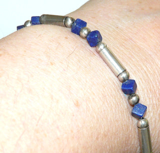 Einzelstück, Armband aus 925 Silber mit 12 würfelförmigen, durchbohrten Lapislazuli, Aufgereiht mit silbernen polierten Kugeln + Röhrchen, Karabinerverschluß, Länge 19,5 cm - Nur erhältlich im Onlineshop von Juwelier & Goldschmiede Danilo!