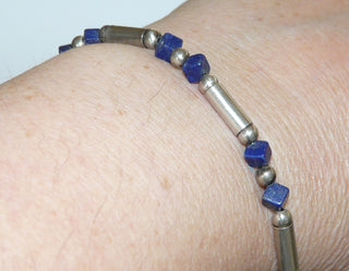 Einzelstück, Armband aus 925 Silber mit 12 würfelförmigen, durchbohrten Lapislazuli, Aufgereiht mit silbernen polierten Kugeln + Röhrchen, Karabinerverschluß, Länge 19,5 cm - 	Nur erhältlich im Onlineshop von Juwelier & Goldschmiede Danilo!