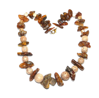 in unserer Werkstatt designtes Einzelstück, Statement-Kette, Unikat Bernstein-Holz-Kette mit flachen honig-braunen Natur-Bernstein-Nuggets + Holz-Kugeln, ungeknotet, kombiniert mit einem Jaspis-Würfel als Mittelstein + vergoldeten Würfeln als Zwischenteilen, Verschluß aus Gold-Doublé, Gesamtlänge 50 cm -	Unikatschmuck nur erhältlich im Onlineshop von Juwelier & Goldschmiede Danilo! 