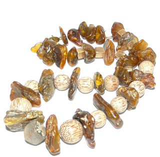 in unserer Werkstatt designtes Einzelstück, Statement-Kette, Unikat Bernstein-Holz-Kette mit flachen honig-braunen Natur-Bernstein-Nuggets + Holz-Kugeln, ungeknotet, kombiniert mit einem Jaspis-Würfel als Mittelstein + vergoldeten Würfeln als Zwischenteilen, Verschluß aus Gold-Doublé, Gesamtlänge 50 cm -	Unikatschmuck nur erhältlich im Onlineshop von Juwelier & Goldschmiede Danilo! 