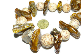 in unserer Werkstatt designtes Einzelstück, Statement-Kette, Unikat Bernstein-Holz-Kette mit flachen honig-braunen Natur-Bernstein-Nuggets + Holz-Kugeln, ungeknotet, kombiniert mit einem Jaspis-Würfel als Mittelstein + vergoldeten Würfeln als Zwischenteilen, Verschluß aus Gold-Doublé, Gesamtlänge 50 cm -	Unikatschmuck nur erhältlich im Onlineshop von Juwelier & Goldschmiede Danilo! 