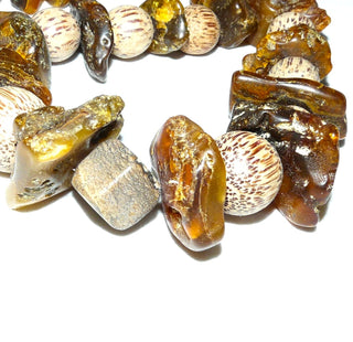 in unserer Werkstatt designtes Einzelstück, Statement-Kette, Unikat Bernstein-Holz-Kette mit flachen honig-braunen Natur-Bernstein-Nuggets + Holz-Kugeln, ungeknotet, kombiniert mit einem Jaspis-Würfel als Mittelstein + vergoldeten Würfeln als Zwischenteilen, Verschluß aus Gold-Doublé, Gesamtlänge 50 cm -	Unikatschmuck nur erhältlich im Onlineshop von Juwelier & Goldschmiede Danilo! 