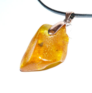 Einzelstück, Unikat Bernsteinanhänger aus deutschem, opaken, natürlichen, orange-gelben Ostsee-Bernstein, ein großer eckiger Tropfen mit kupferfarbener Metallschlaufe - Goldschmiede Danilo