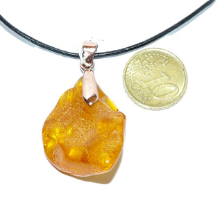 Einzelstück, Unikat Bernsteinanhänger aus deutschem, opaken, natürlichen, orange-gelben Ostsee-Bernstein, ein großer eckiger Tropfen mit kupferfarbener Metallschlaufe - Goldschmiede Danilo