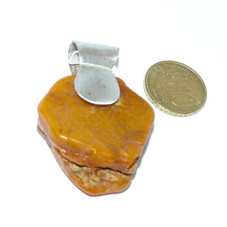 handgefertigtes Einzelstück, Unikat Bernsteinanhänger mit einem großen, opaken, natürlichen, flachen, deutschen Ostsee-Bernstein in hellem cognac, breite 925 Silberschlaufe auch für dickere Ketten, seidenmatt - Goldschmiede Danilo