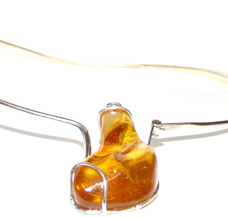 Handgefertigter großer Unikat-Halsreifen mit sonnengelb-cognac Bernstein-Nugget mit schönen Einschlüssen als Mittelteil, aus 925 Silberdraht, flexibel, Verschluß am Mittelteil, auch für größere Halsweiten geeignet - Goldschmiede Danilo