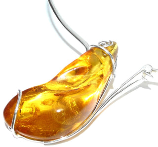 Handgefertigter großer Unikat-Halsreifen mit sonnengelb-cognac Bernstein-Nugget mit schönen Einschlüssen als Mittelteil, aus 925 Silberdraht, flexibel, Verschluß am Mittelteil, auch für größere Halsweiten geeignet - Goldschmiede Danilo