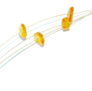 handgefertigtes Einzelstück, Unikat-Bernsteinkette "Sternenhimmel" aus Gold-Doublé mit Karabinerverschluß, Länge 46cm, Bernsteinchips hellen im Honig-Farbton, aufgereiht auf vergoldeter, ummantelter Stahlseide - Goldschmiede Danilo