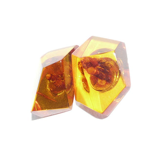 handgefertigte Einzelstücke, Unikat-Bernsteinohrstecker mit 925 Silber, pyramidal mit 3 Facetten geschliffene 5-Eck-Steine, transparenter klarer heller Honig-Bernstein, in der Mitte dunkle Einschlüsse als Blickfang - Goldschmiede Danilo