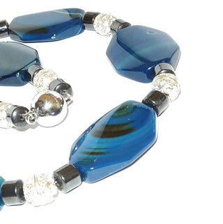 blaues Einzelstück, Unikat-Edelsteinkette, Statementkette, Blauachatkette, königsblaue flache 8-Ecke ca. 40 mm x 27 mm & Hämatit-Tönnchen, Magnet-Verschluß Metall, Länge 52cm, auf Stahlseide flexibel aufgefädelt - Goldschmiede Danilo
