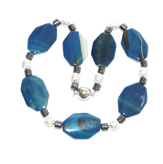 blaues Einzelstück, Unikat-Edelsteinkette, Statementkette, Blauachatkette, königsblaue flache 8-Ecke ca. 40 mm x 27 mm & Hämatit-Tönnchen, Magnet-Verschluß Metall, Länge 52cm, auf Stahlseide flexibel aufgefädelt - Goldschmiede Danilo