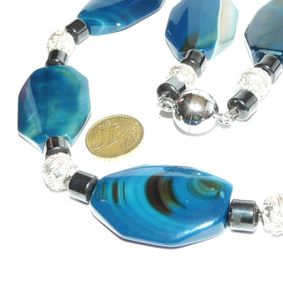 blaues Einzelstück, Unikat-Edelsteinkette, Statementkette, Blauachatkette, königsblaue flache 8-Ecke ca. 40 mm x 27 mm & Hämatit-Tönnchen, Magnet-Verschluß Metall, Länge 52cm, auf Stahlseide flexibel aufgefädelt - Goldschmiede Danilo