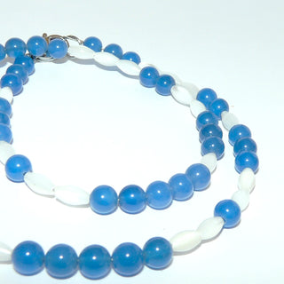 intensiv blaues Einzelstück, Unikat-Edelsteinkette, Blauachat-Perlmuttkette, Kugeln Durchmesser 6mm & Perlmutt-Oliven 4 mm, Verschluß Karabiner Metall, Länge 46cm, in unserer Werkstatt designt und auf Stahlseide aufgefädelt -&nbsp; Goldschmiede Danilo