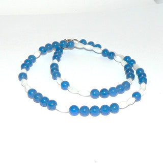 intensiv blaues Einzelstück, Unikat-Edelsteinkette, Blauachat-Perlmuttkette, Kugeln Durchmesser 6mm & Perlmutt-Oliven 4 mm, Verschluß Karabiner Metall, Länge 46cm, in unserer Werkstatt designt und auf Stahlseide aufgefädelt -&nbsp; Goldschmiede Danilo