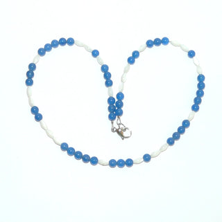 intensiv blaues Einzelstück, Unikat-Edelsteinkette, Blauachat-Perlmuttkette, Kugeln Durchmesser 6mm & Perlmutt-Oliven 4 mm, Verschluß Karabiner Metall, Länge 46cm, in unserer Werkstatt designt und auf Stahlseide aufgefädelt -&nbsp; Goldschmiede Danilo