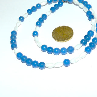 intensiv blaues Einzelstück, Unikat-Edelsteinkette, Blauachat-Perlmuttkette, Kugeln Durchmesser 6mm & Perlmutt-Oliven 4 mm, Verschluß Karabiner Metall, Länge 46cm, in unserer Werkstatt designt und auf Stahlseide aufgefädelt -&nbsp; Goldschmiede Danilo