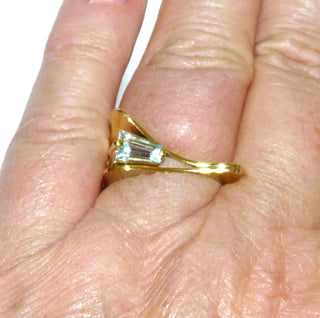 besonderes Einzelstück, Unikat Blautopasring, Handarbeit mit einer quadratischen Außenform aus 585 Gold, ein funkelnd facettierter, aquamarinblauer / hellblauer Edeltopas in Trapezform, von 2 Seiten gefaßt, Ringweite 56 - Goldschmiede Danilo