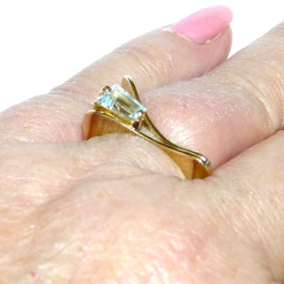 besonderes Einzelstück, Unikat Blautopasring, Handarbeit mit einer quadratischen Außenform aus 585 Gold, ein funkelnd facettierter, aquamarinblauer / hellblauer Edeltopas in Trapezform, von 2 Seiten gefaßt, Ringweite 56 - Goldschmiede Danilo