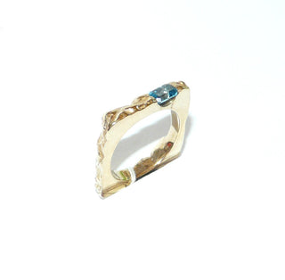 besonderes Einzelstück, handgefertigter Unikat-Blautopasring mit quadratischer Außenform, zerklüftete Oberfläche in massiv 333 Gold, ein funkelnd facettierter, dunkel aquamarinblauer Topas im Baguette-Schliff, von 2 Seiten gefaßt, eine Seitenfläche glatt & poliert, Ringweite 58 - Goldschmiede Danilo
