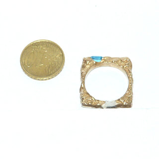 besonderes Einzelstück, handgefertigter Unikat-Blautopasring mit quadratischer Außenform, zerklüftete Oberfläche in massiv 333 Gold, ein funkelnd facettierter, dunkel aquamarinblauer Topas im Baguette-Schliff, von 2 Seiten gefaßt, eine Seitenfläche glatt & poliert, Ringweite 58 - Goldschmiede Danilo