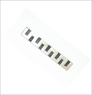 geometrisches Einzelstück, geradlinige Handarbeit, Brosche Meander-Stab aus Silber, teilweise in den Tiefen oxidiert, seidenmatte Oberfläche, Länge ca. 45 mm - Handgefertigtes Unikat! Nur im Onlineshop von Juwelier & Goldschmiede Danilo!