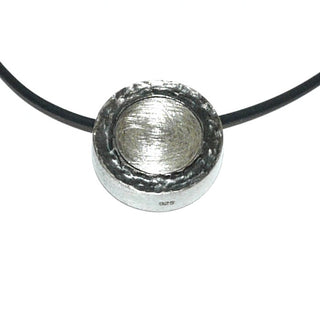 handgefertigtes Einzelstück, Buttonanhänger aus massiv 925 Silber eismatt & seidenmatt, in den Tiefen geschwärzt, durchbohrt für Kette, Leder oder Kautschuk, Durchmesser 20 mm - Goldschmiede Danilo