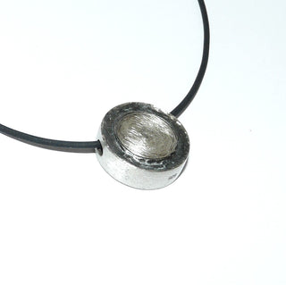 handgefertigtes Einzelstück, Buttonanhänger aus massiv 925 Silber eismatt & seidenmatt, in den Tiefen geschwärzt, durchbohrt für Kette, Leder oder Kautschuk, Durchmesser 20 mm - Goldschmiede Danilo
