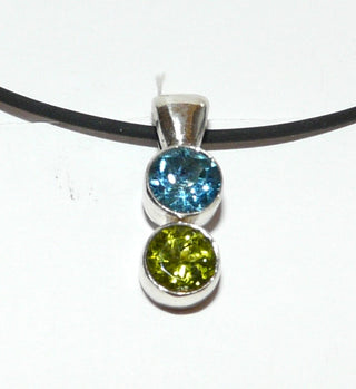 Einzelstück, Handarbeit, Clip-Anhänger aus 925 Silber mit je einem runden Blautopas + Olivin, welcher abschraubbar ist. Sicher gefaßt in je einer geschlossenen Zargenfassung. Die Clipöse zum Öffnen ermöglicht das Einhängen nicht nur in Ketten, Kautschuk- oder Lederbänder, sondern auch in Perlen- und Edelsteinketten (Lieferung erfolgt ohne Kette) -	Handarbeiten online bestellen bei Juwelier & Goldschmiede Danilo!