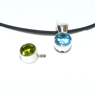 Einzelstück, Handarbeit, Clip-Anhänger aus 925 Silber mit je einem runden Blautopas + Olivin, welcher abschraubbar ist. Sicher gefaßt in je einer geschlossenen Zargenfassung. Die Clipöse zum Öffnen ermöglicht das Einhängen nicht nur in Ketten, Kautschuk- oder Lederbänder, sondern auch in Perlen- und Edelsteinketten -	Handarbeiten online bestellen bei Juwelier & Goldschmiede Danilo!