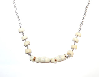 Handgefertigtes Einzelstück, Unikat-Collier "Korallenstock", aus 925 Silber mit cremefarbener Natur-Koralle, Korallenast im Mittelstück 8 cm lang + ca. 10 mm Durchmesser, mit einer&nbsp; Weitankerkette verbunden, maximale Läge 57 cm, ein Verkürzen ist vielfältig möglich, da der Karabiner in jedes Kettenglied eingehängt werden kann, also ein Variables Schmuckstück für Rollis oder Blusenausschnitt -	Handgefertigtes Unikat! Nur im Onlineshop von Juwelier & Goldschmiede Danilo!