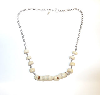 Handgefertigtes Einzelstück, Unikat-Collier "Korallenstock", aus 925 Silber mit cremefarbener Natur-Koralle, Korallenast im Mittelstück 8 cm lang + ca. 10 mm Durchmesser, mit einer&nbsp; Weitankerkette verbunden, maximale Läge 57 cm, ein Verkürzen ist vielfältig möglich, da der Karabiner in jedes Kettenglied eingehängt werden kann, also ein Variables Schmuckstück für Rollis oder Blusenausschnitt -	Handgefertigtes Unikat! Nur im Onlineshop von Juwelier & Goldschmiede Danilo!