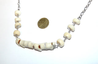 Handgefertigtes Einzelstück, Unikat-Collier "Korallenstock", aus 925 Silber mit cremefarbener Natur-Koralle, Korallenast im Mittelstück 8 cm lang + ca. 10 mm Durchmesser, mit einer&nbsp; Weitankerkette verbunden, maximale Läge 57 cm, ein Verkürzen ist vielfältig möglich, da der Karabiner in jedes Kettenglied eingehängt werden kann, also ein Variables Schmuckstück für Rollis oder Blusenausschnitt -	Handgefertigtes Unikat! Nur im Onlineshop von Juwelier & Goldschmiede Danilo!