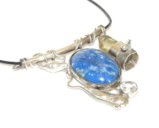 handgefertigtes Einzelstück, Unikat-Collier aus 925 Silber, Anhänger mit einem großen ovalen Sodalith mit schöner Maserung, einem Citrin-Kristall + einem weißer Saphir, dazu geliefertes Kautschukband hat 38 cm (auswechseln gegen Leder oder Silberkette möglich) -	Handgefertigtes Unikat! Nur im Onlineshop von Juwelier & Goldschmiede Danilo!