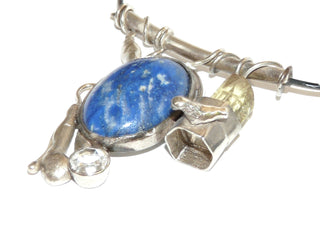 handgefertigtes Einzelstück, Unikat-Collier aus 925 Silber, Anhänger mit einem großen ovalen Sodalith mit schöner Maserung, einem Citrin-Kristall + einem weißer Saphir, dazu geliefertes Kautschukband hat 38 cm (auswechseln gegen Leder oder Silberkette möglich) -	Handgefertigtes Unikat! Nur im Onlineshop von Juwelier & Goldschmiede Danilo!