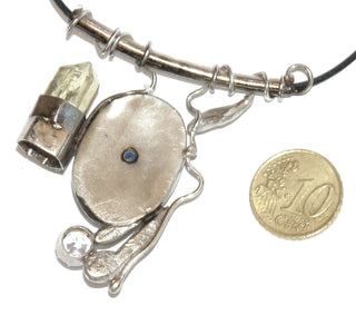 handgefertigtes Einzelstück, Unikat-Collier aus 925 Silber, Anhänger mit einem großen ovalen Sodalith mit schöner Maserung, einem Citrin-Kristall + einem weißer Saphir, dazu geliefertes Kautschukband hat 38 cm (auswechseln gegen Leder oder Silberkette möglich) -	Handgefertigtes Unikat! Nur im Onlineshop von Juwelier & Goldschmiede Danilo!
