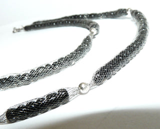 Einzelstück, Unikat-Collier "Gummisilber schwarze Flachkugeln" aus 925 Silber, Gummisilber (ein fein gewebter flexibler Schlauch aus hauchdünnen Silberfäden) mit innenliegenden schwarzen Flachkugeln mit polierten Kugeln symmetrisch unterteilt, 64 cm lang -	Unikate und Pretiosen nur erhältlich im Onlineshop der Goldschmiede Danilo!