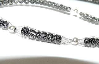 Einzelstück, Unikat-Collier "Gummisilber schwarze Flachkugeln" aus 925 Silber, Gummisilber (ein fein gewebter flexibler Schlauch aus hauchdünnen Silberfäden) mit innenliegenden schwarzen Flachkugeln mit polierten Kugeln symmetrisch unterteilt, 64 cm lang -	Unikate und Pretiosen nur erhältlich im Onlineshop der Goldschmiede Danilo!