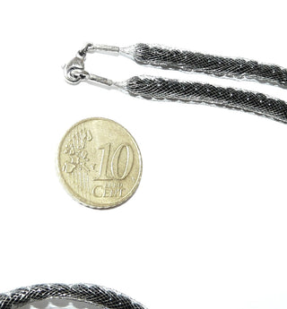 Einzelstück, Unikat-Collier "Gummisilber schwarze Flachkugeln" aus 925 Silber, Gummisilber (ein fein gewebter flexibler Schlauch aus hauchdünnen Silberfäden) mit innenliegenden schwarzen Flachkugeln mit polierten Kugeln symmetrisch unterteilt, 64 cm lang -	Unikate und Pretiosen nur erhältlich im Onlineshop der Goldschmiede Danilo!