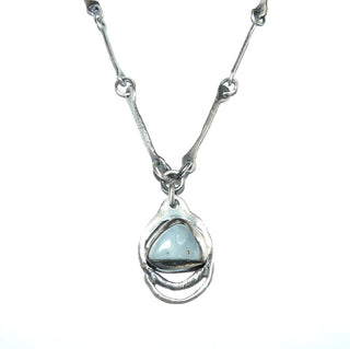 Handgefertigtes Einzelstück, Unikat-Collier aus 925 Silber bestehend aus 14 Steg-Elementen als Kette, skandinavisches Design, 42 cm + Anhängerlänge, blau-grauer Quarz im Mittelteil, seidenmatt, in den Tiefen geschwärzt, Hakenverschluß. Paßt Nord 0049, 0050 + 0051. -	Handgefertigtes Unikat! Nur im Onlineshop von Juwelier & Goldschmiede Danilo!