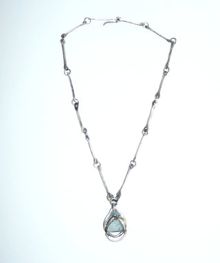 Handgefertigtes Einzelstück, Unikat-Collier aus 925 Silber bestehend aus 14 Steg-Elementen als Kette, skandinavisches Design, 42 cm + Anhängerlänge, blau-grauer Quarz im Mittelteil, seidenmatt, in den Tiefen geschwärzt, Hakenverschluß. Paßt Nord 0049, 0050 + 0051. -	Handgefertigtes Unikat! Nur im Onlineshop von Juwelier & Goldschmiede Danilo!