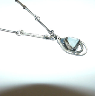 Handgefertigtes Einzelstück, Unikat-Collier aus 925 Silber bestehend aus 14 Steg-Elementen als Kette, skandinavisches Design, 42 cm + Anhängerlänge, blau-grauer Quarz im Mittelteil, seidenmatt, in den Tiefen geschwärzt, Hakenverschluß. Paßt Nord 0049, 0050 + 0051. -	Handgefertigtes Unikat! Nur im Onlineshop von Juwelier & Goldschmiede Danilo!