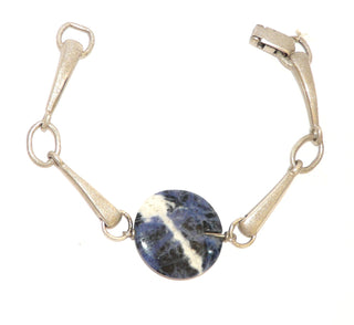 Einzelstück, Glieder-Armband "Sodalith-Diskus" aus 925 Silber mit einer runden Scheibe aus blau-weißem Sodalith, diagonal durchbohrt, mit einem Klappverschluß, 4 mattierte massive Glieder + polierten Akzenten, Länge ca. 20,5 cm -	Unikatschmuck nur erhältlich im Onlineshop von Juwelier & Goldschmiede Danilo