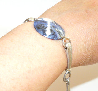Einzelstück, Glieder-Armband "Sodalith-Diskus" aus 925 Silber mit einer runden Scheibe aus blau-weißem Sodalith, diagonal durchbohrt, mit einem Klappverschluß, 4 mattierte massive Glieder + polierten Akzenten, Länge ca. 20,5 cm -	Unikatschmuck nur erhältlich im Onlineshop von Juwelier & Goldschmiede Danilo