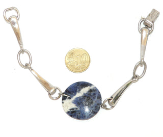 Einzelstück, Glieder-Armband "Sodalith-Diskus" aus 925 Silber mit einer runden Scheibe aus blau-weißem Sodalith, diagonal durchbohrt, mit einem Klappverschluß, 4 mattierte massive Glieder + polierten Akzenten, Länge ca. 20,5 cm -	Unikatschmuck nur erhältlich im Onlineshop von Juwelier & Goldschmiede Danilo
