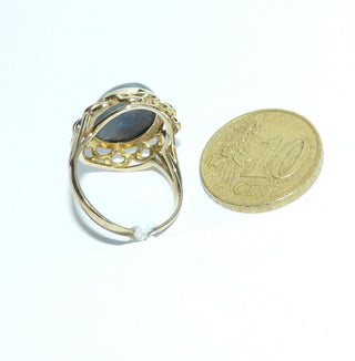 Einzelstück, Unikat-Ring, aus 333 Gelbgold mit einem großen, ovalen, blau schillernden Labardorit-Cabochon, Zargenfassung verspielt umrahmt mit einer Bogengirlande als Spiegel, Ringweite 51,5 - Nur erhältlich im Onlineshop von Juwelier & Goldschmiede Danilo!