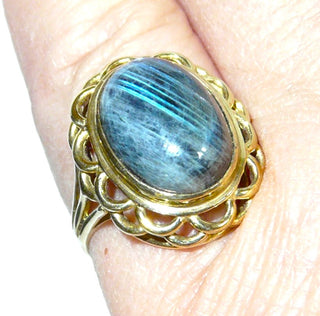 Einzelstück, Unikat-Ring, aus 333 Gelbgold mit einem großen, ovalen, blau schillernden Labardorit-Cabochon, Zargenfassung verspielt umrahmt mit einer Bogengirlande als Spiegel, Ringweite 51,5 - Nur erhältlich im Onlineshop von Juwelier & Goldschmiede Danilo!